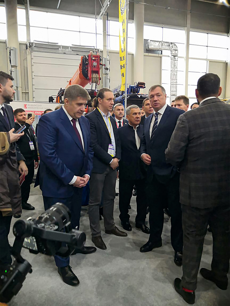 Марат Хуснуллин и Рустам Минниханов посетили стенд завода "Тонар"
